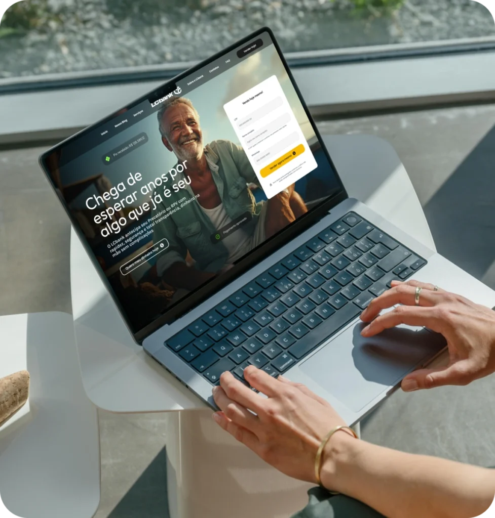 Laptop aberto exibindo site do LG Bank com homem sorrindo
