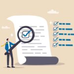 Homem revisa precatórios com lupa, checklist de emendas e correções.